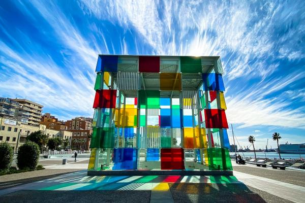 Farebná kocka v Malage v Andalúzii.