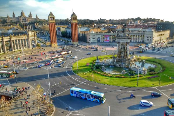 Španielske námestie v Barcelone s domami a vežami.