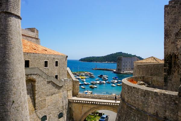 Kamenné hradby a more v Dubrovníku.