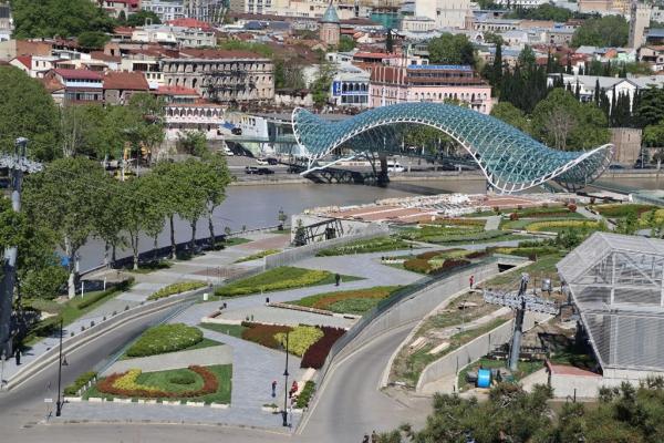 Gruzínsko - most v meste