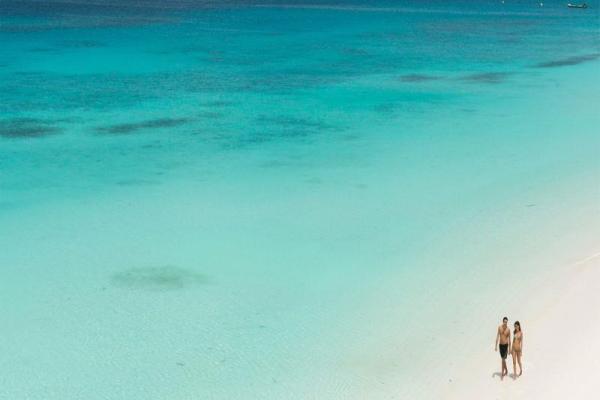 Párik na pláži s bielym pieskom