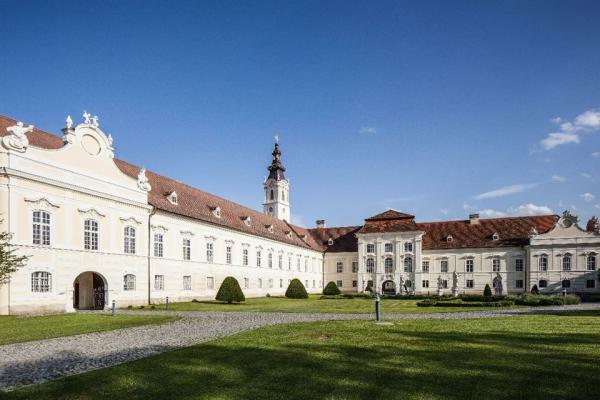 Námestie pred zámkom