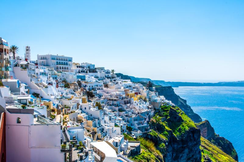 Hlavné mesto Fira na Santorini s bielymi domčekmi a výhľadom na more