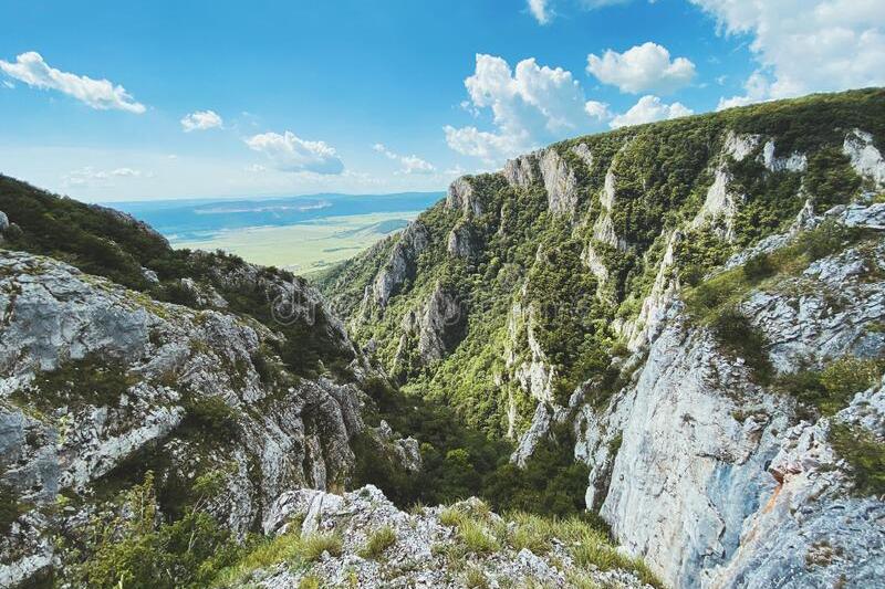 skalné bralá v Zádielskej doline s krásnym výhľadom na okolitú prírodu
