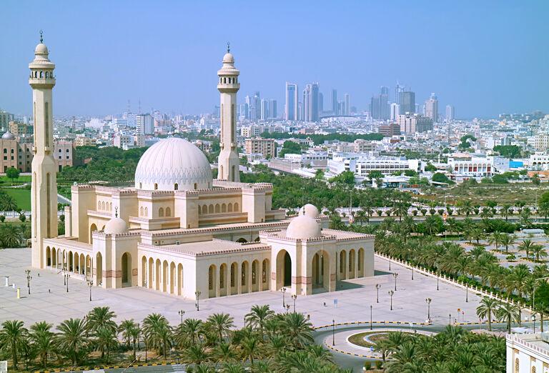 Mešita s kupolou a dvomi minaretmi v Bahrajne. 