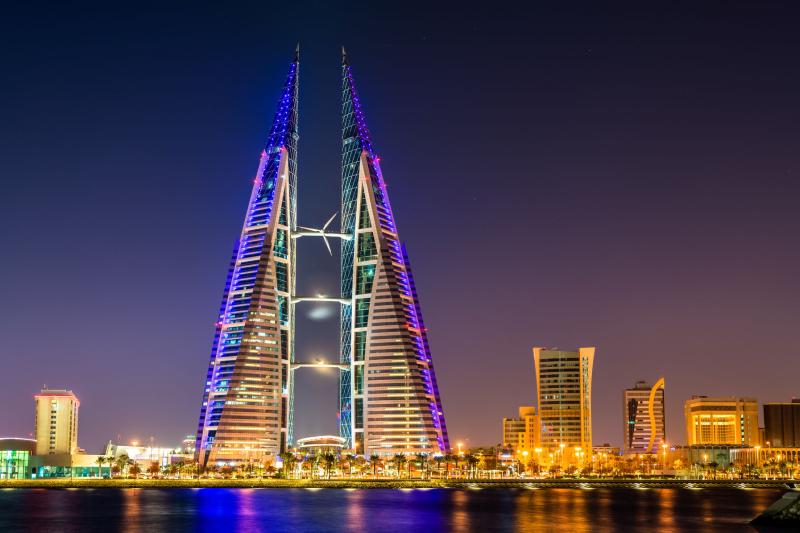 Vysvietená Manama s modernými budovami. Bahrajn