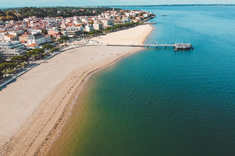 Pohľad z výšky na mesto Arcachon, pieskové pobrežie, more a mesto. Francúzsko