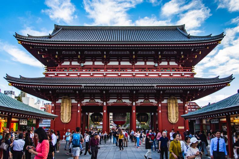 Chrám Sensoji v Tokiu s návštevníkmi. Japonsko