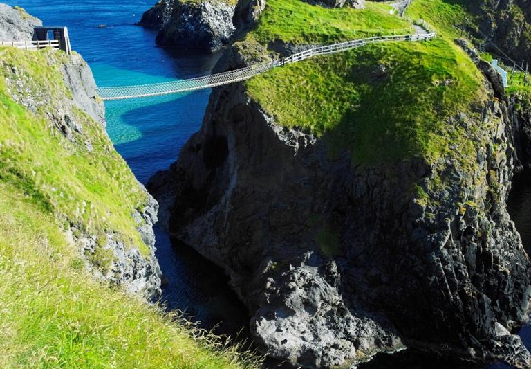 Lanový most medzi kamennými ostrovmi a more. Severné Írsko. Foto: depositphotos.com