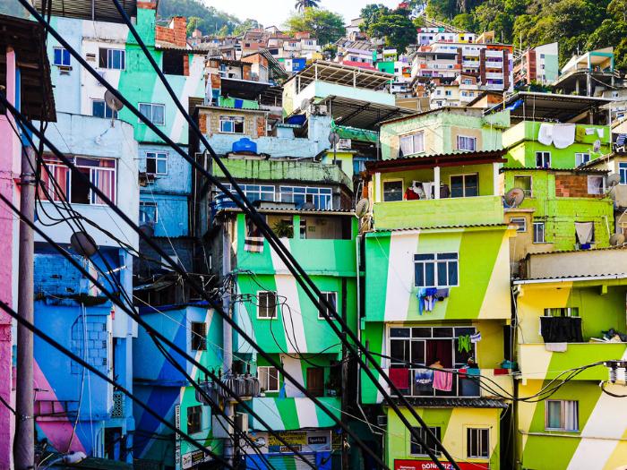 Farebné poschodové domy vo favele Rocinha. Rio de Janeiro. Brazília. Foto: unsplash.com