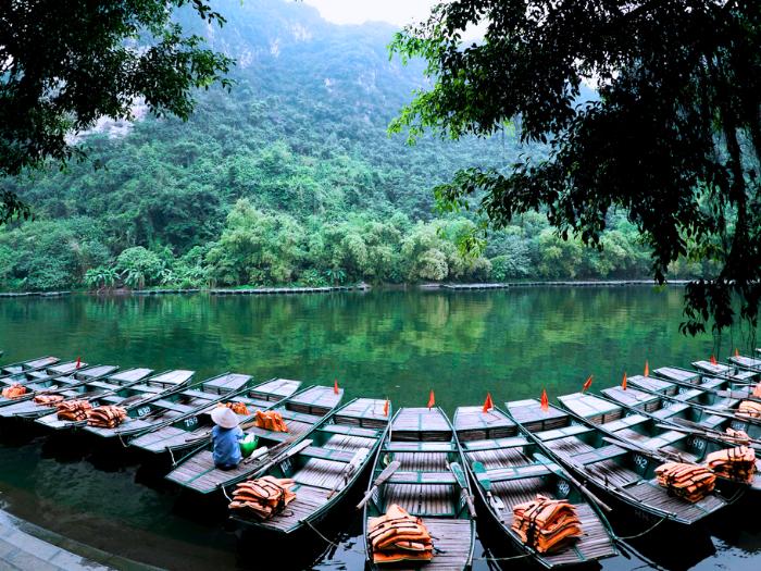 Drevené loďky na jazere Ninh Binh. Vietnam. Foto: unsplash.com