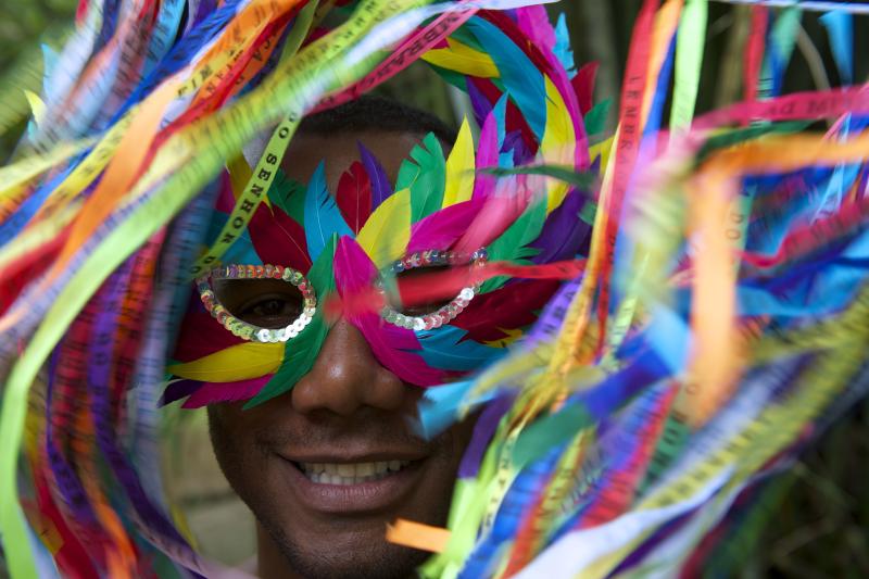 Fialová karnevalová maska.