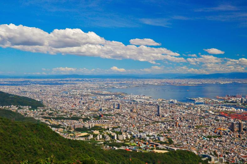 Prístav Kobe, mesto a zelené kopce. Foto: unsplash.com