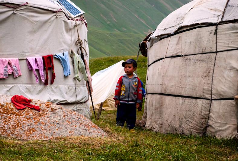Malý chlapec medzi stanmi - Kochkor. Kirgistan