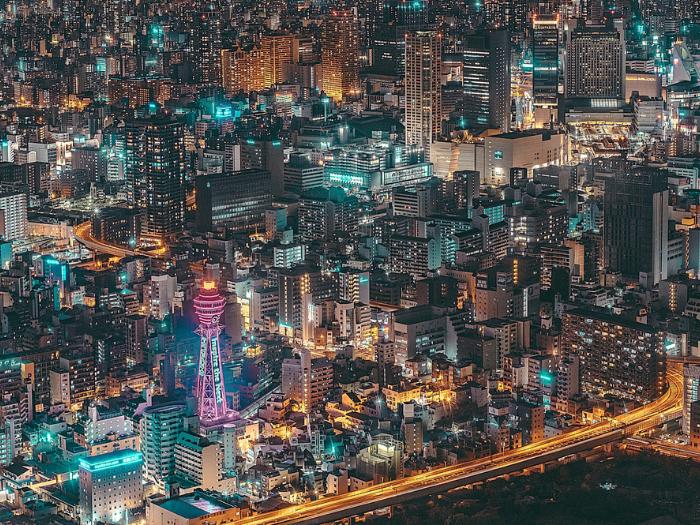 Vysvietené mesto Osaka. Japonsko. Foto: unsplash.com