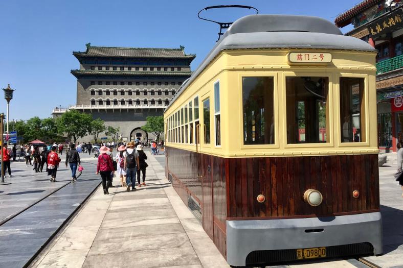 Historický vlak na najstaršej pekingskej ulici Qianmen. Foto: unsplash.com