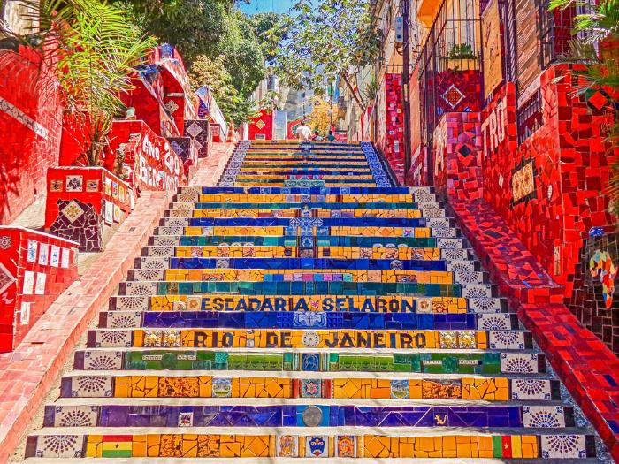 Farebné schody Selarón s nápismi. Rio de Janeiro. Brazília. Foto: unsplash.com