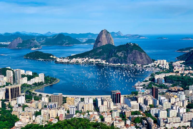 Rio de Janeiro s plážou, domami a ostrovami v oceáne. Brazília. Foto: unsplash.com