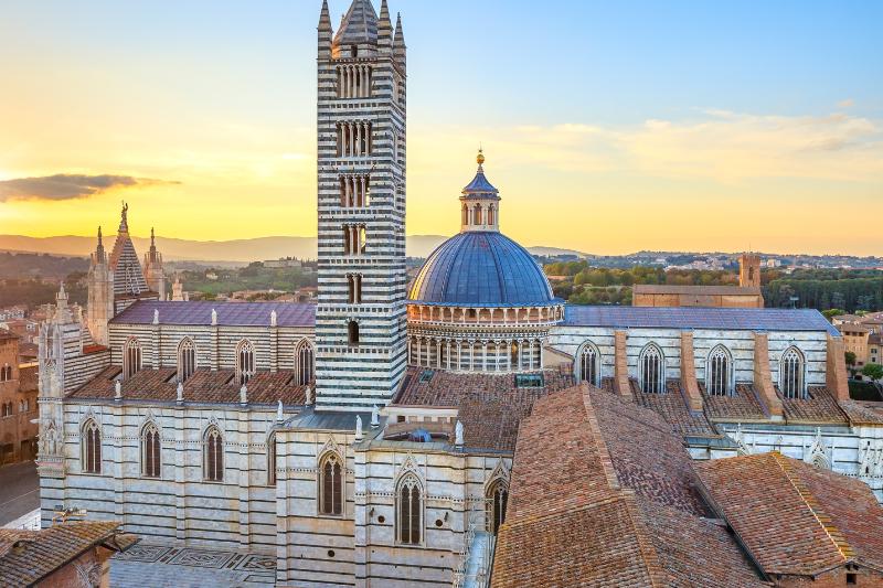 Renesančné toskánske mesto Siena s katedrálou a domami s červenou strechou.