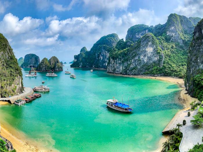 Tyrkysová voda v zálive Halong, lode a skalné ostrovy. Vietnam. Foto: unsplash.com