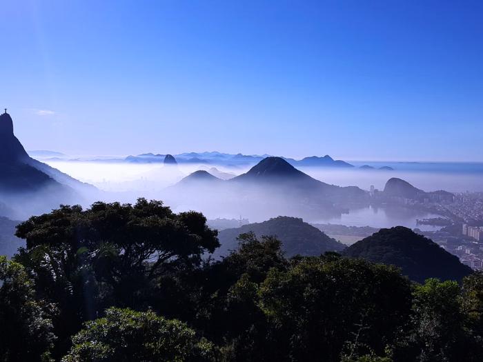 Vyhliadka z lesa Tijuca na kopce, zeleň a oceán v Rio de Janeiro. Brazília. Foto: unsplash.com