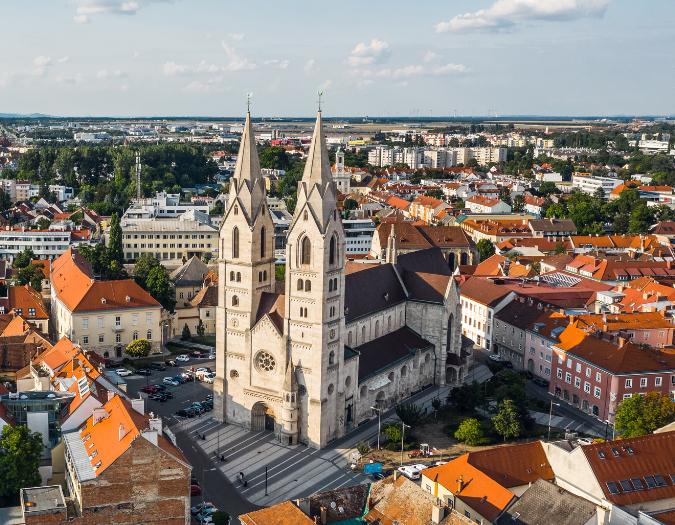 Viedenské Nové mesto s katedrálou v centre mesta. Rakúsko