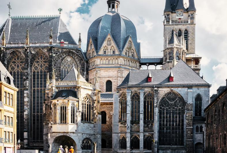 Historické mesto Aachen s katedrálou. Nemecko