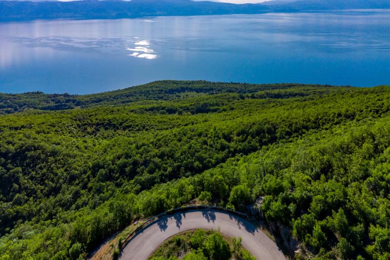 Jazero Ohrid na hraniciach Macedónska a Albánska