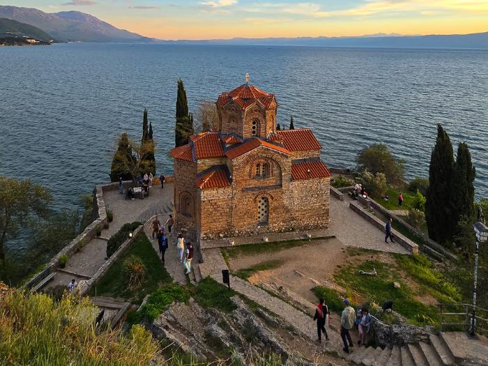 Kostol pri jazere Ohrid.