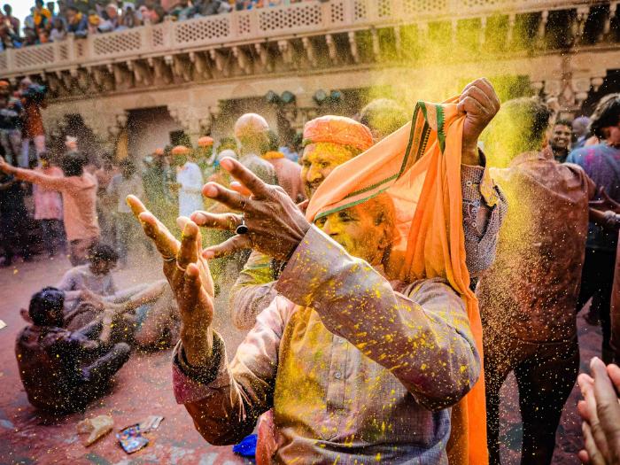 Dav ľudí počas Holi festivalu v Indii.