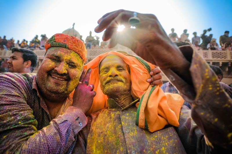 Muži počas festivalu Holi v Indii.
