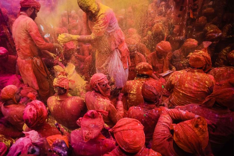 Dav ľudí vo farbách počas sviatku Holi