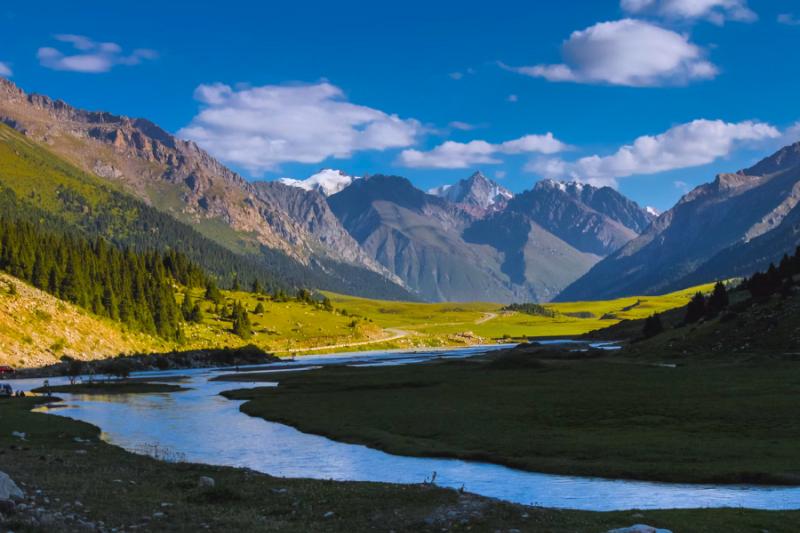 Pohorie, rieka a modré nebo. Karkol. Kirgizsko