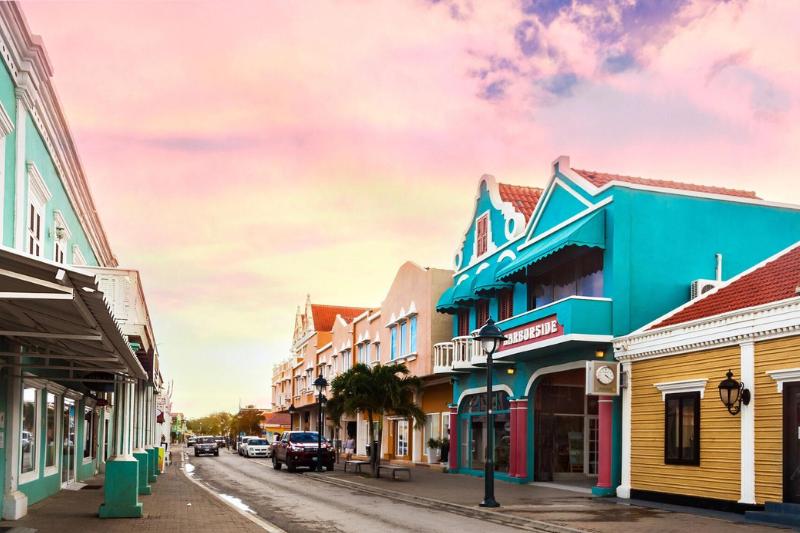 Farebné budovy a hlavná cesta v meste Kralendijk. Bonaire