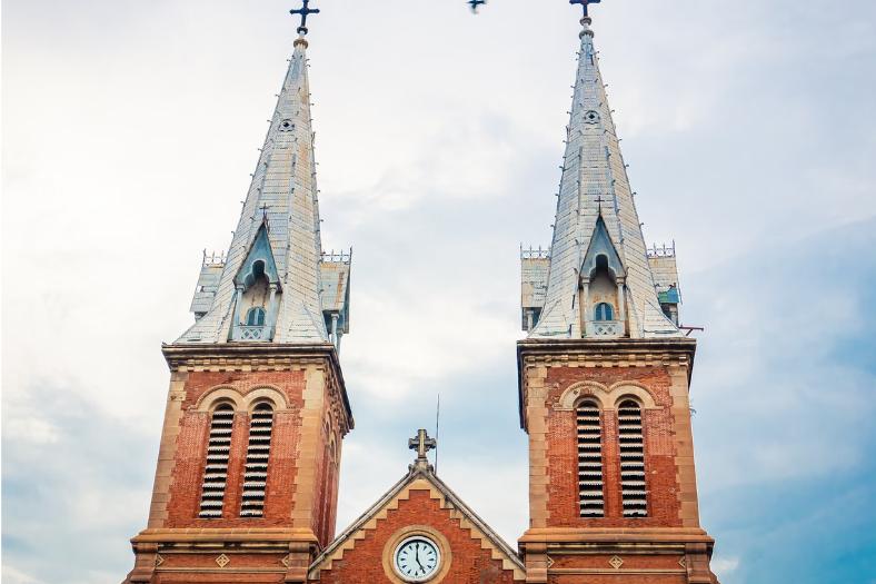 Katedrála Notre Dame s červených tehál. Vietnam