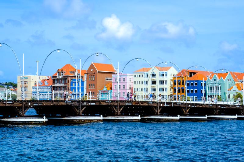 More, most a farebné domy mesta Willemstad. Curacao