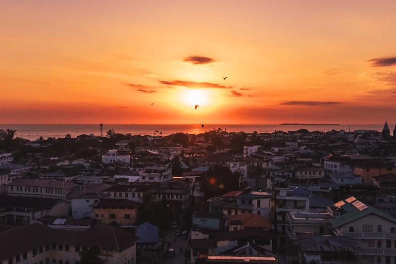 Západ slnka nad mestom na Zanzibare.