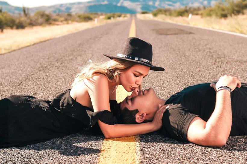 Kam na cesty volá máj, ten krásny lásky čas