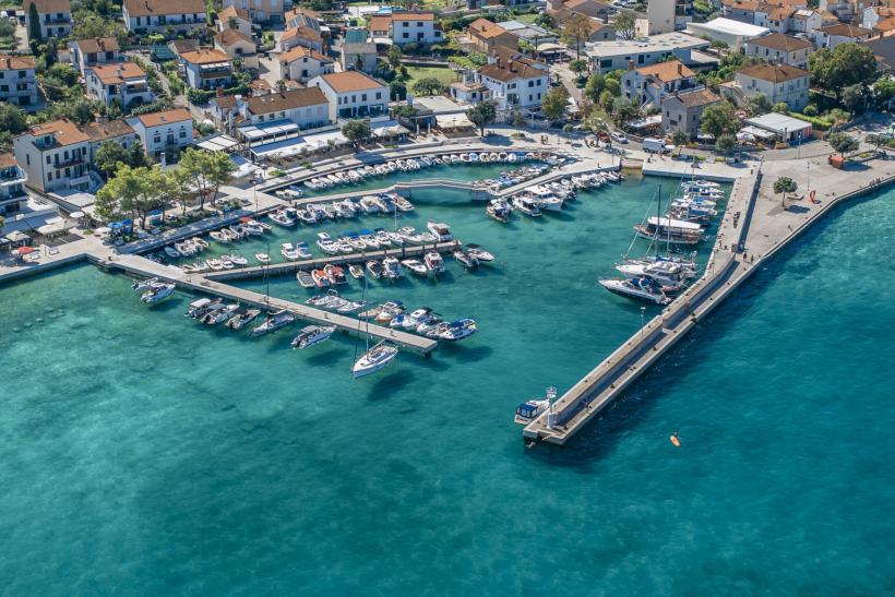 Mesto a prístav na ostrove Krk.