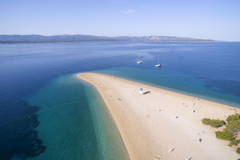 Pláž Zlatni rat na ostrove Brač