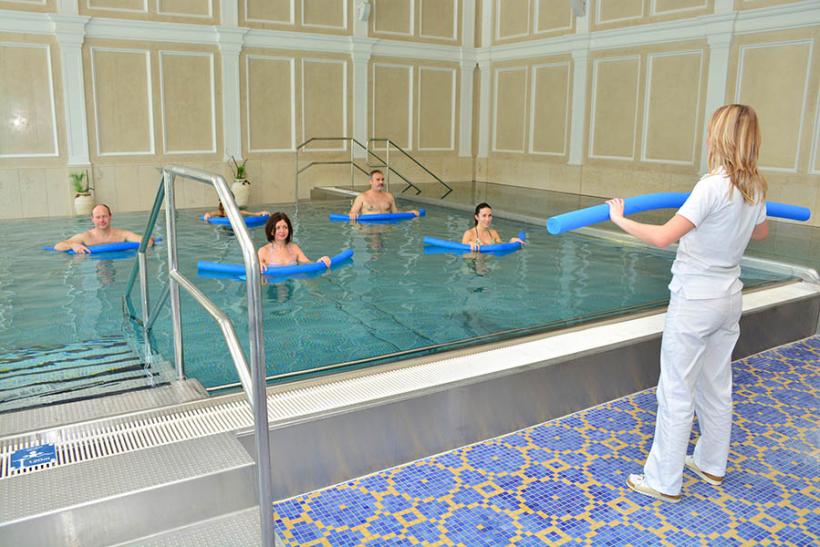 Návštevníci kúpeľov Brusno na praktickom cvičení v bazéne
