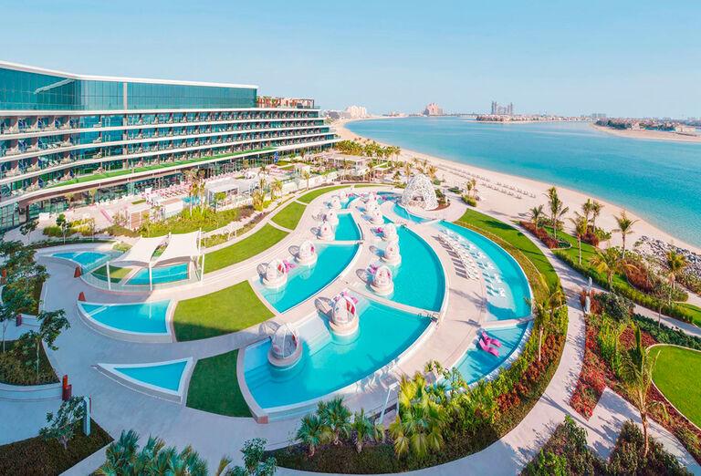 Bazény a pláž hotela W Dubai - The Palm.