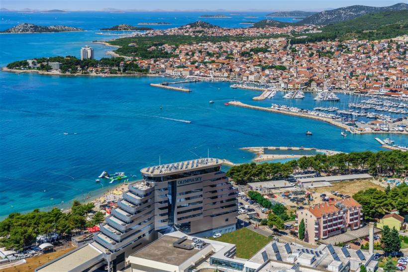 Pobrežie s plážou a rušným mestom Vodíc. Chorvátsko.