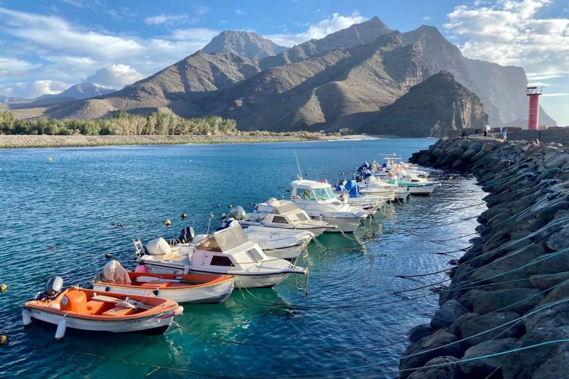 Pobrežie a prístav s loďami na ostrove Gran Canaria.