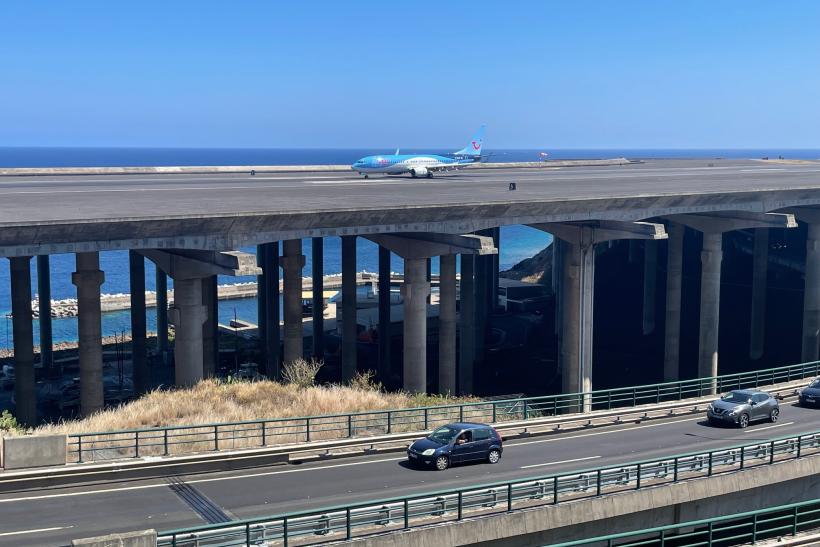 Letisková dráha pri oceáne na Madeire.