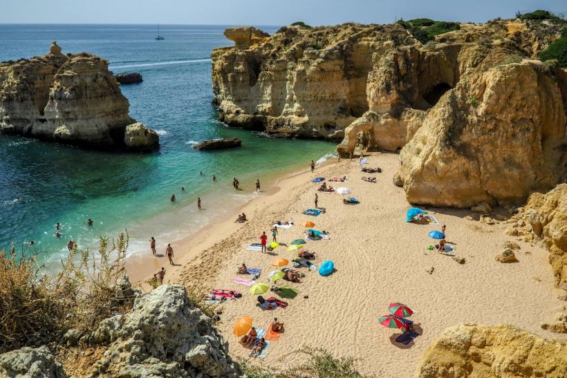Piesková pláž a skaly v Algarve.