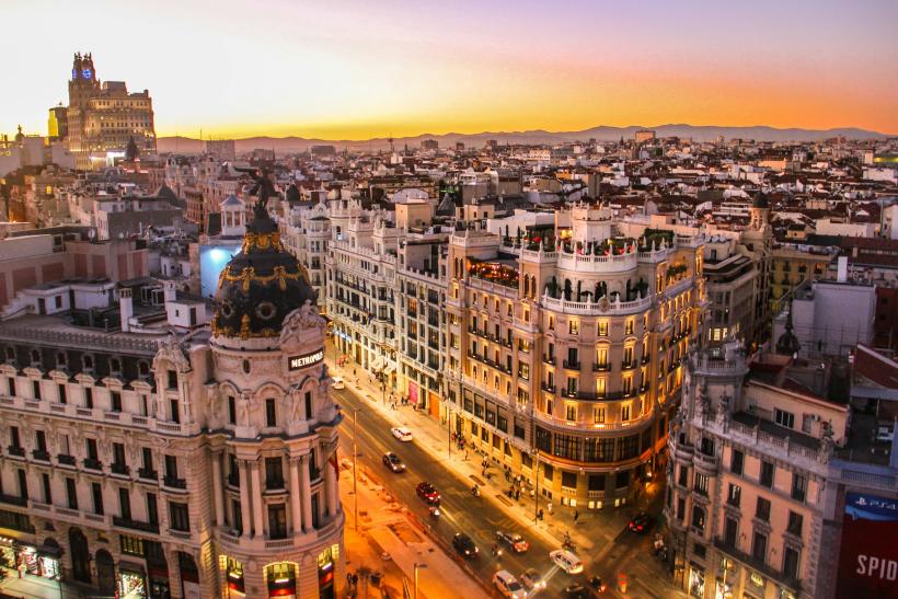 Historické budovy na ulici Calle Gran Vía v Madride.