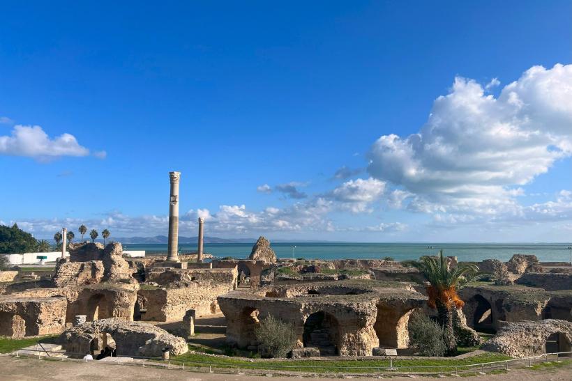 Ruiny mesta Kartágo pri pobreží v Tunisku.