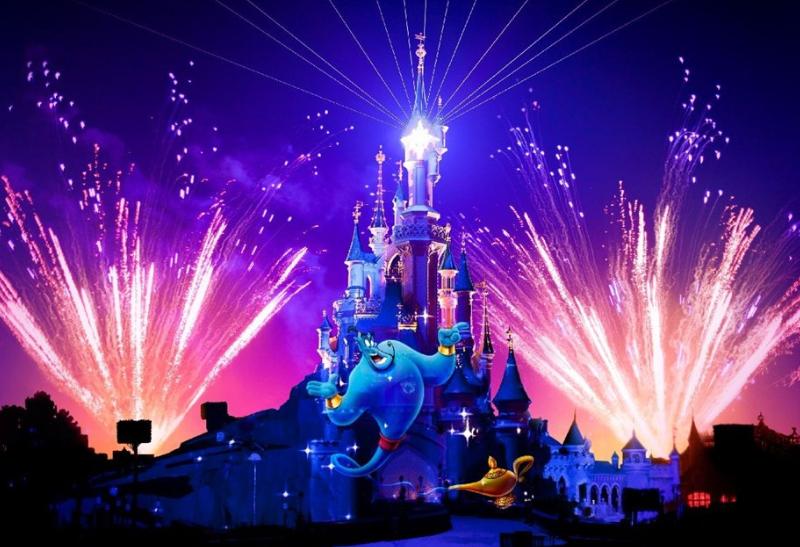 Nočný Disneyland v Paríži.