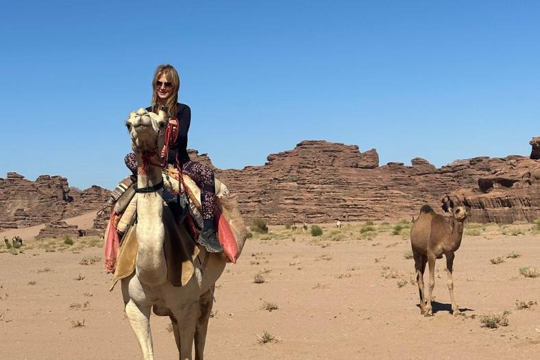 Norika Fedorová na ťave v Saudskej Arábii.